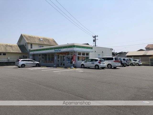 コンビニ　ファミリーマート日向鶴町店（コンビニ）まで402m