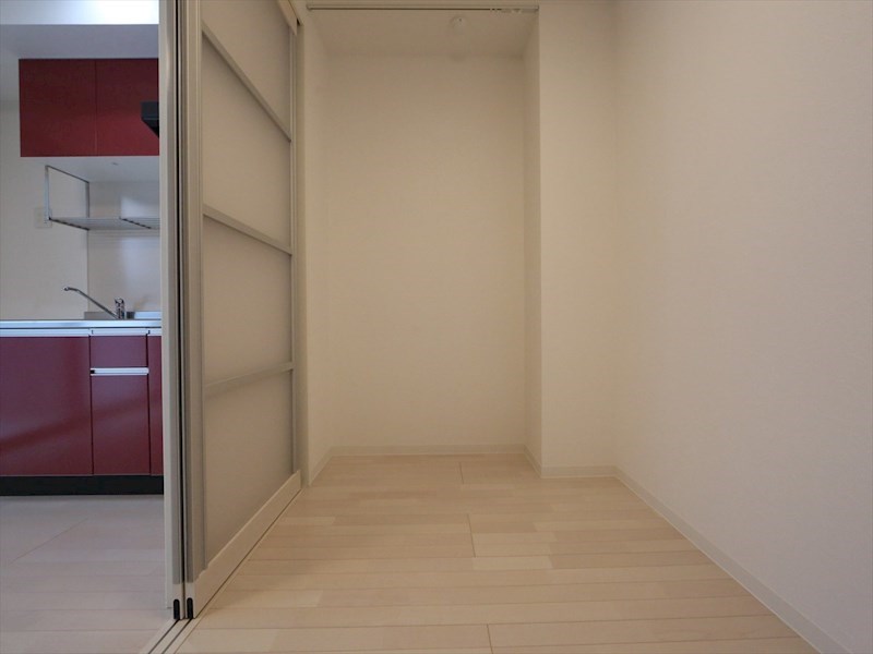 収納　洋室2.5帖　1面がカーテン等で間仕切りできます