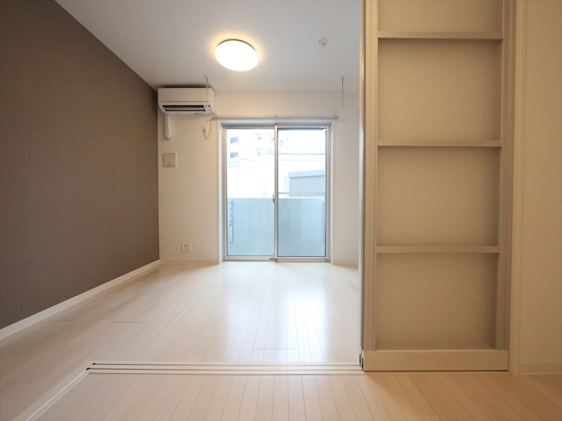 バルコニー　ＬＤＫ8帖　洋室2.5帖　エアコン完備　南面バルコニー