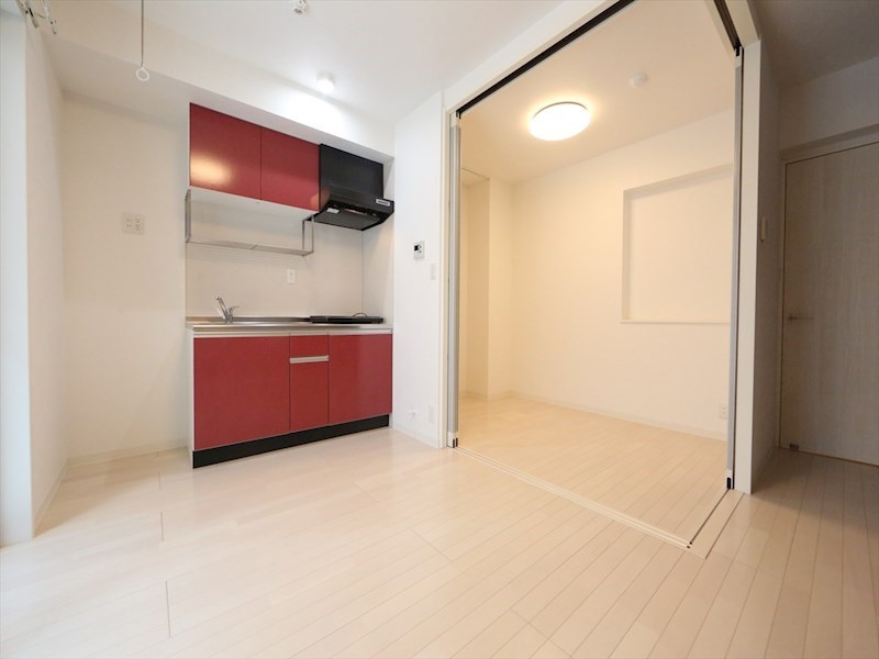 居室・リビング　ＬＤＫ8帖　洋室2.5帖　つなげても仕切っても使えます