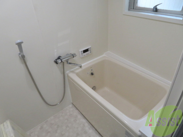 バス・シャワールーム　バスルームは狭すぎず、シャワーも浴びやすそうです。