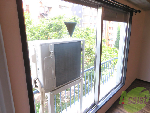 バルコニー　バルコニーは無いですが、洗濯物はかけれるようになっております