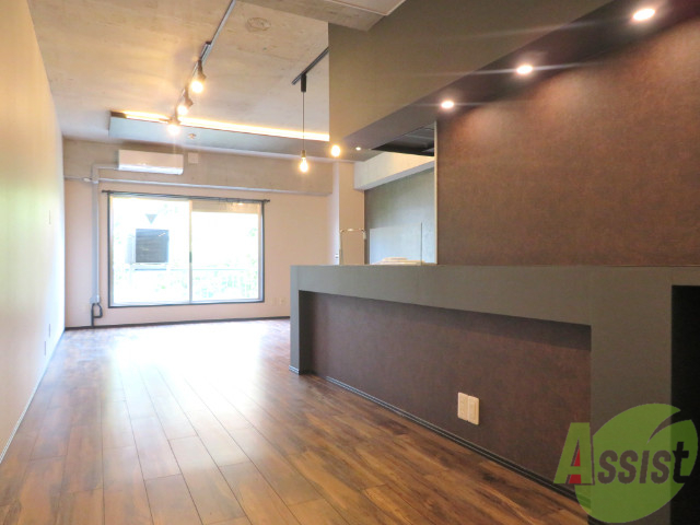 居室・リビング　間接照明がとてオシャレなお部屋になってますね。