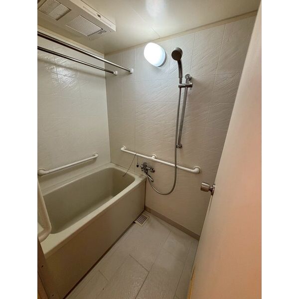 バス・シャワールーム　ゆったり入れるお風呂！