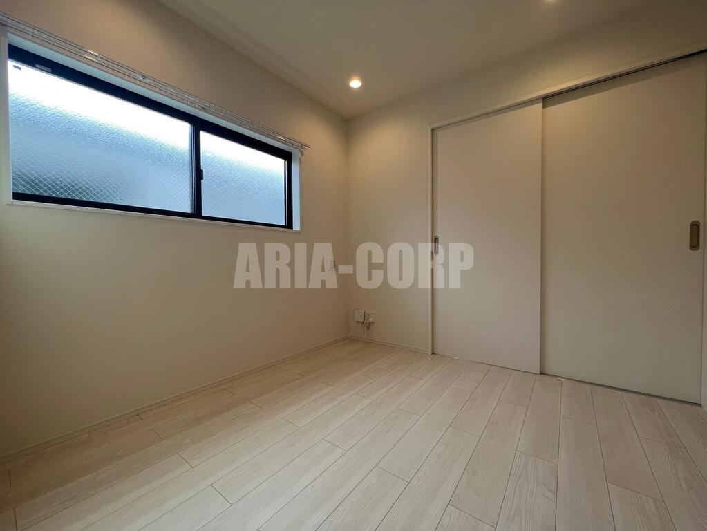 居室・リビング　白を基調としたお洒落なお部屋！奥行きたっぷりの空間です♪