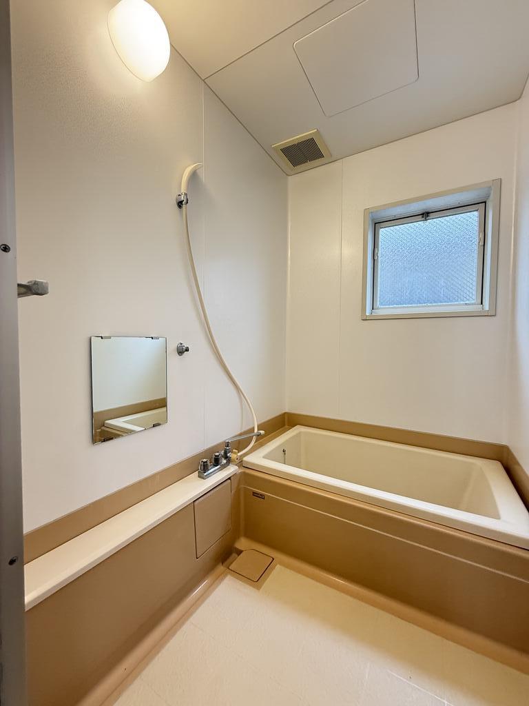 バス・シャワールーム　低床タイプのバスタブ！！　＊追焚はできません