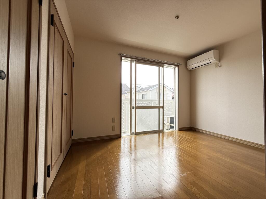 その他部屋・スペース　2Ｆ南側洋室は収納が1間半有り、中央の部屋と繋げて利用可！！