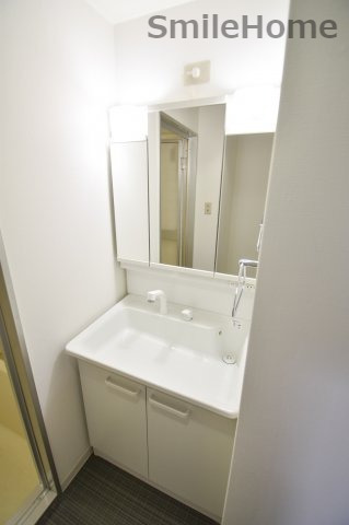 洗面設備　人気の独立洗面所にはうれしいドレッサー完備です。