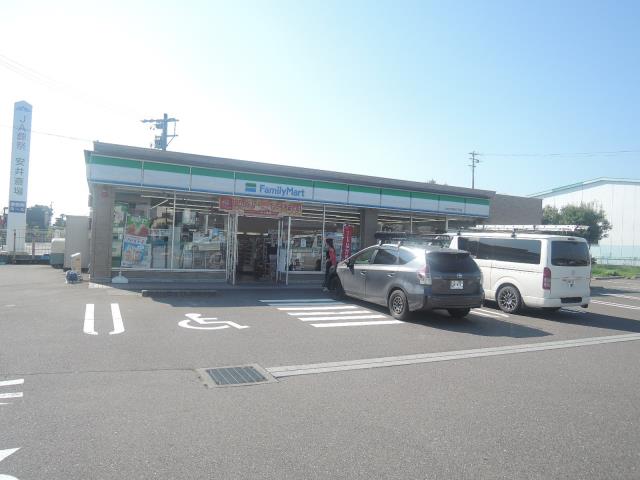 コンビニ　ファミリーマート（コンビニ）まで758m