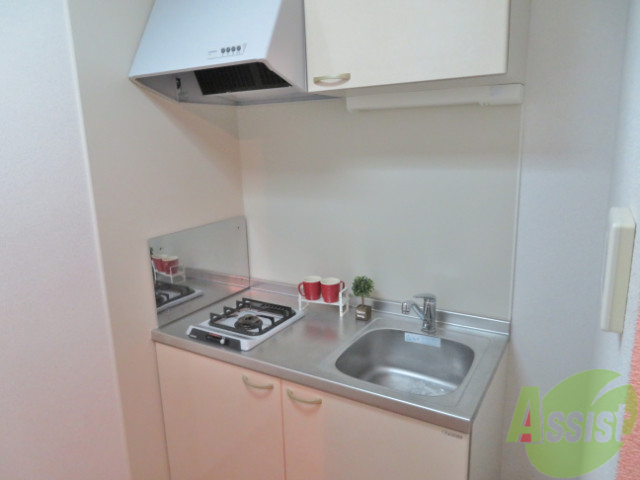 キッチン　十分な大きさのキッチンですね。ＩＨコンロが付いています。