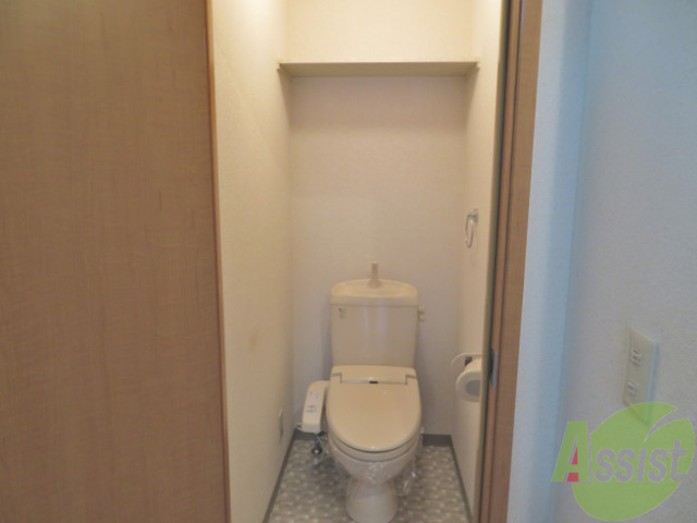 トイレ　嬉しい温水洗浄便座付きですよ～。