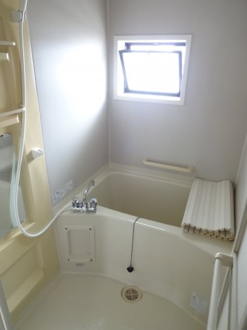 バス・シャワールーム　コンパクトで使いやすいお風呂です