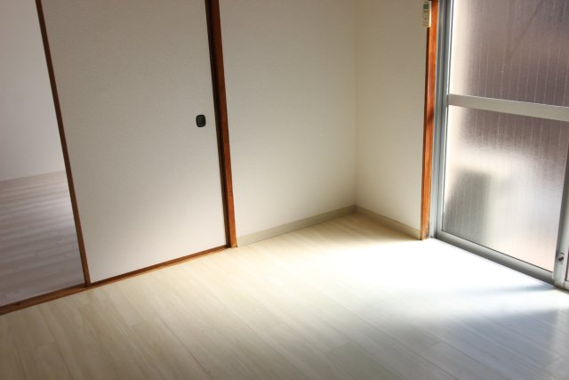 居室・リビング　同物件、別号室のものです。