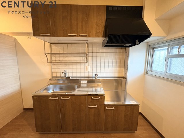 キッチン　収納スペース多数！小窓ありです！