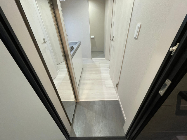 玄関　姿見付き