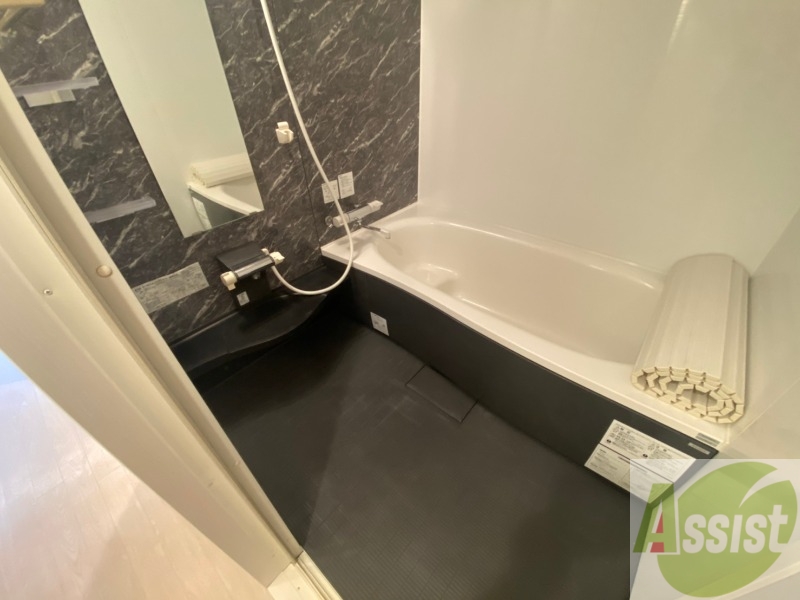 バス・シャワールーム　バスルームは狭すぎず、シャワーも浴びやすそうです。