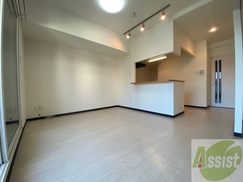 居室・リビング　白さが清潔感を出してくれます。お部屋も明るいですね。