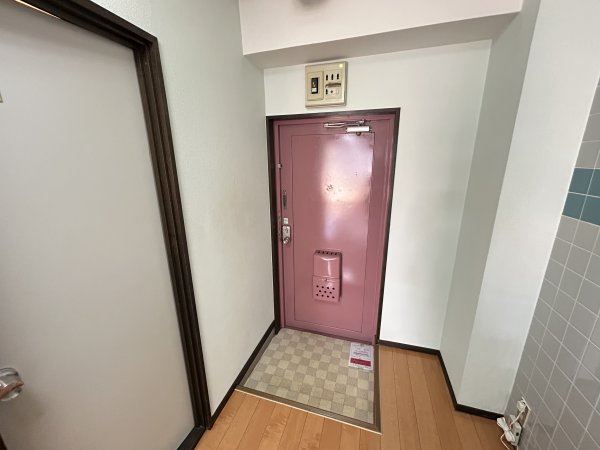 玄関　玄関から見た室内です