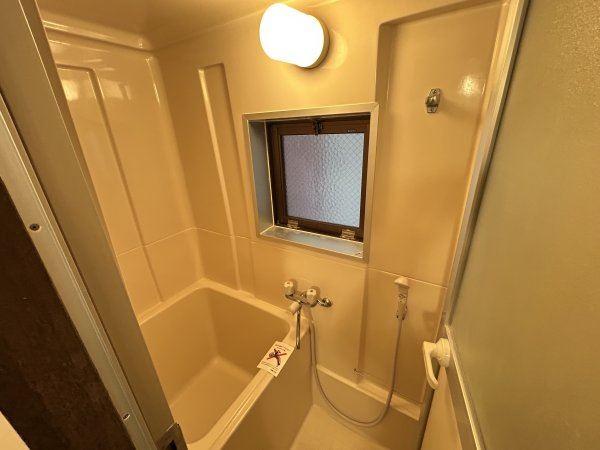 バス・シャワールーム　浴室に窓あります