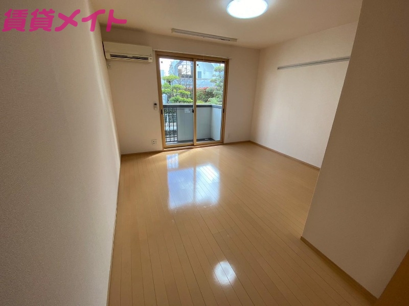 居室・リビング　同物件別室画像