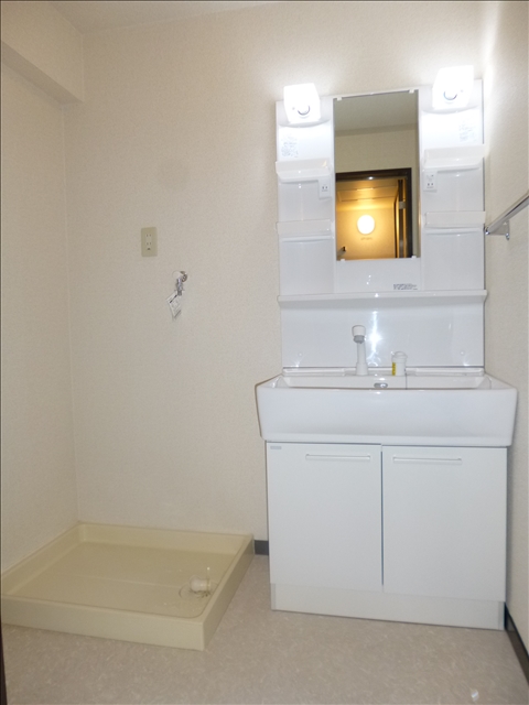 洗面設備　シャンプードレッサー・洗濯機置場です☆