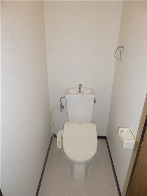 トイレ　シャワートイレで清潔感がありますね☆