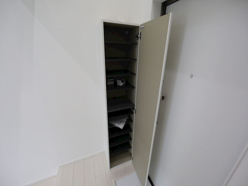 玄関　玄関　シューズボックス付（収納充実してます）