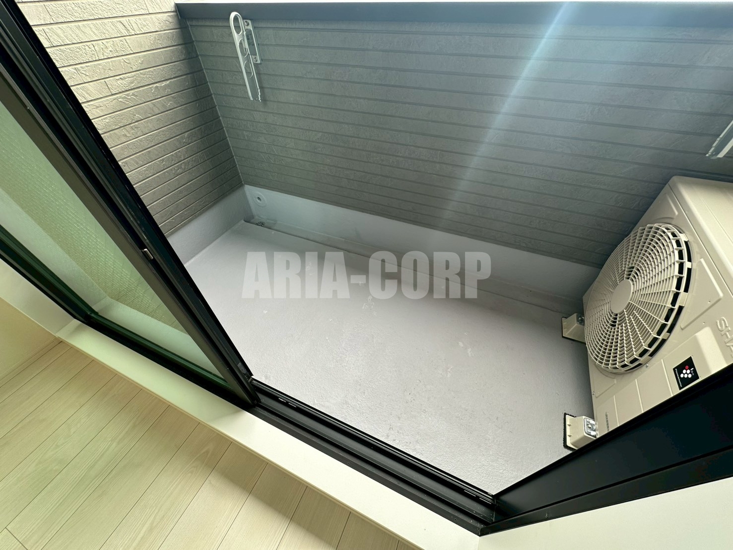 バルコニー　バルコニー、室内物干、浴室の3か所で洗濯干し可能！