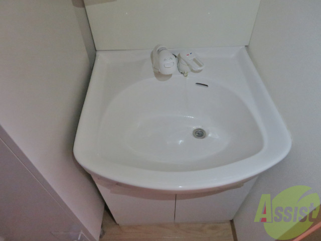 洗面設備　洗面化粧台も備え付けです、身だしなみはこちらで