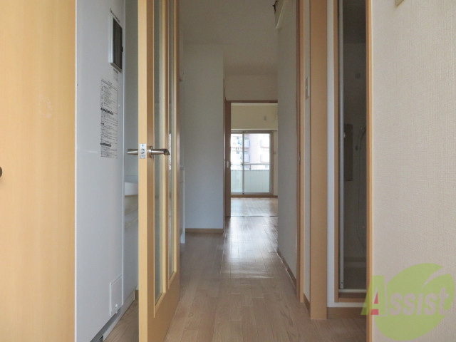 玄関　玄関を入ると左手にお風呂トイレ、正面に居室です