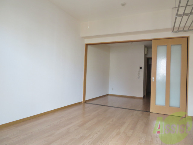 居室・リビング　お部屋の仕切りを開けば開放的でよさそうですね