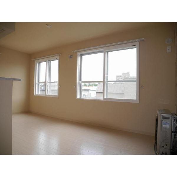 居室・リビング　☆白を基調とした明るいリビングです♪