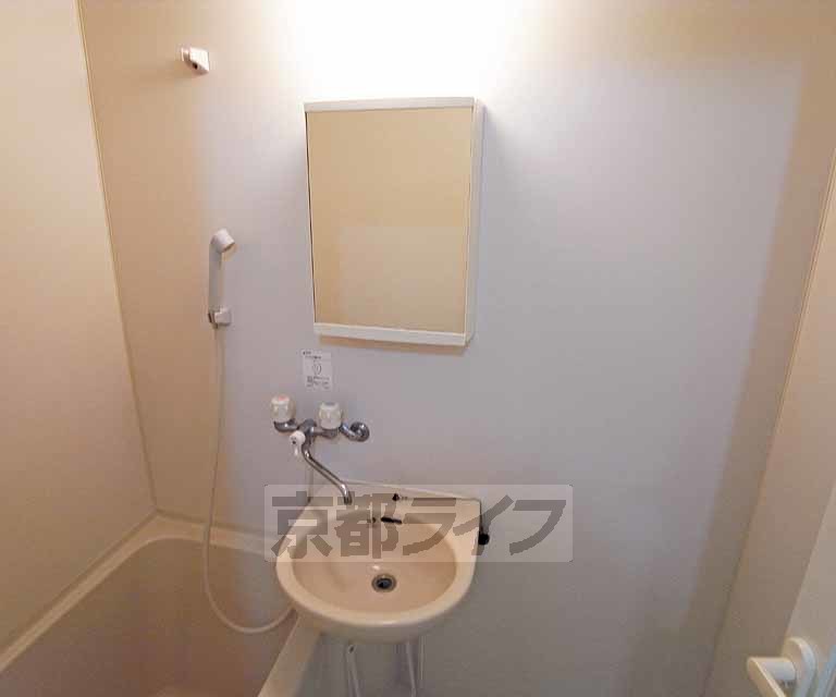 洗面設備　きれいな洗面台です