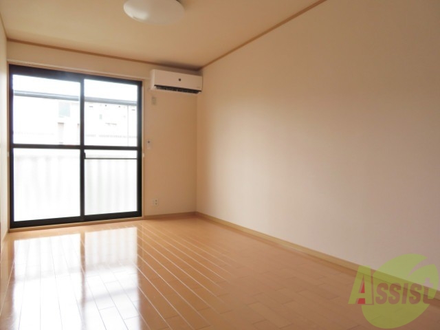 居室・リビング　明るいリビングです。フローリングでお掃除もしやすいですね