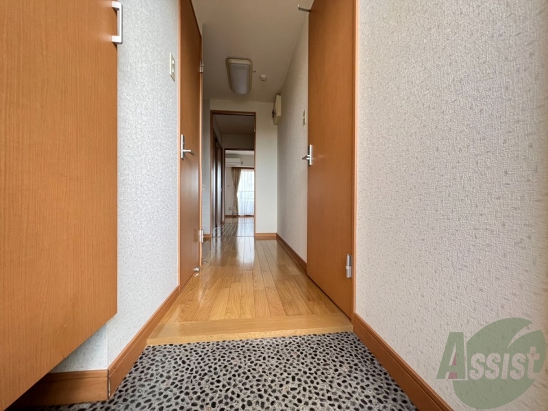 玄関　玄関です。少し狭いですが、傘立ても置けますね。