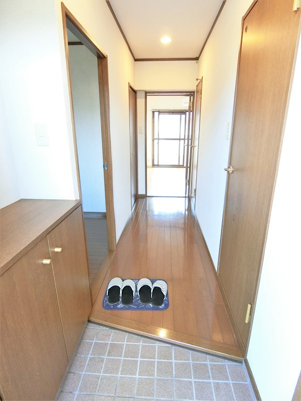 玄関　※同棟同型内観写真、現状優先となります。