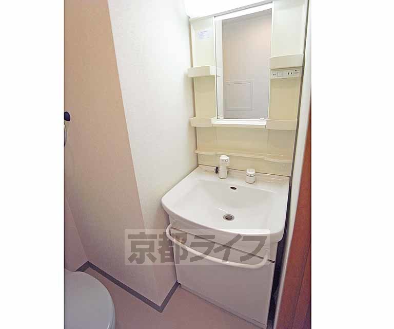 洗面設備　立派な洗面台が付いてますね。