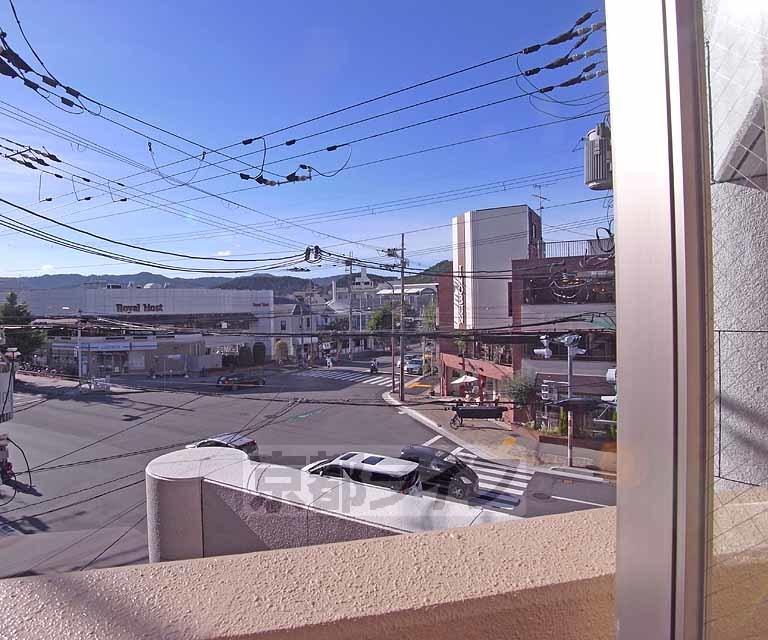 眺望　下鴨中通りと北山通りの交差点が見えます。