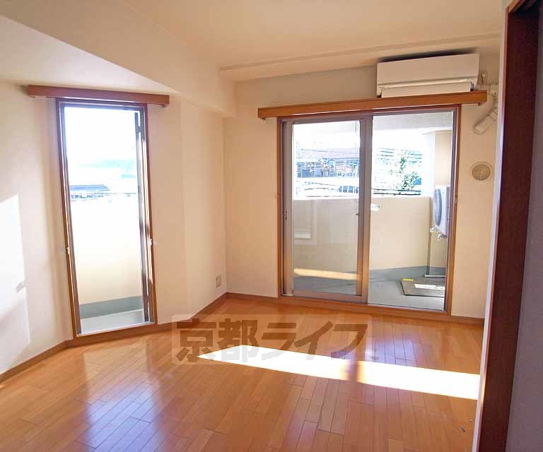 居室・リビング　窓の二つある明るいお部屋です。