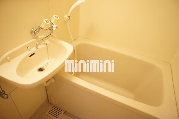 洗面設備　ユニットバスのお風呂です。