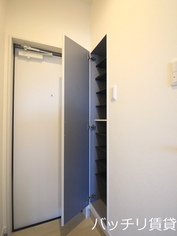 玄関　※同型タイプの為、現状を優先いたします