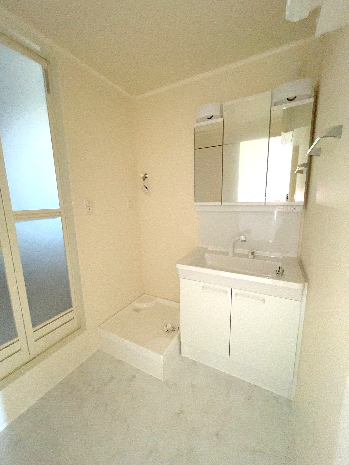 洗面設備　シャワー付き洗面台