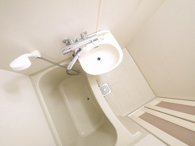 バス・シャワールーム　コンパクトで使いやすいお風呂です