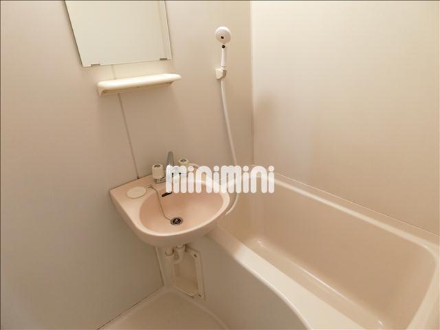 バス・シャワールーム　給湯式のお風呂。洗面付きです。