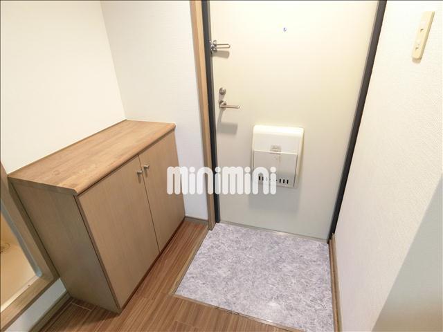 玄関　下駄箱付きで靴も収納できます。
