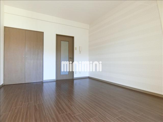 居室・リビング　一面がおしゃれなアクセントクロス仕様。