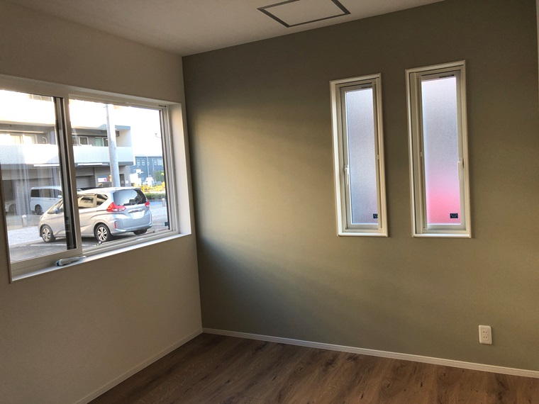 その他部屋・スペース　落ち着いた色調の寝室です