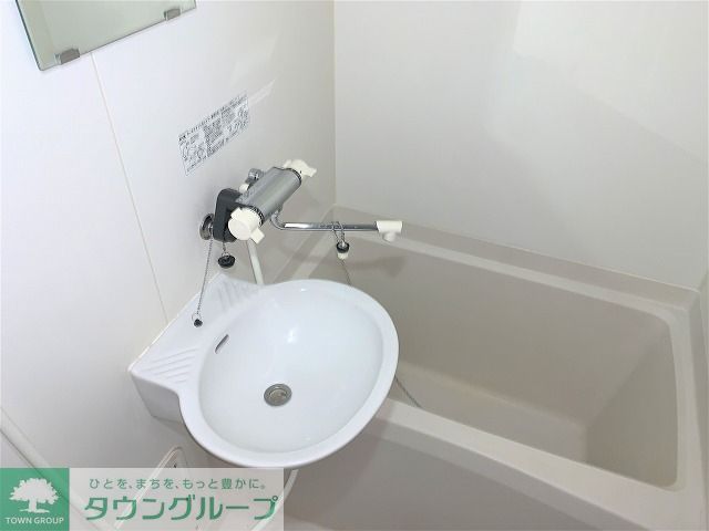 バス・シャワールーム　浴室乾燥機付で、雨の日も楽々安心　混合水栓で楽々温度調節♪