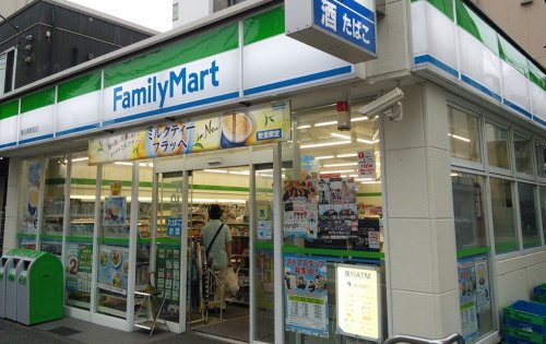コンビニ　ファミリーマート 東白楽駅前店（コンビニ）まで935m