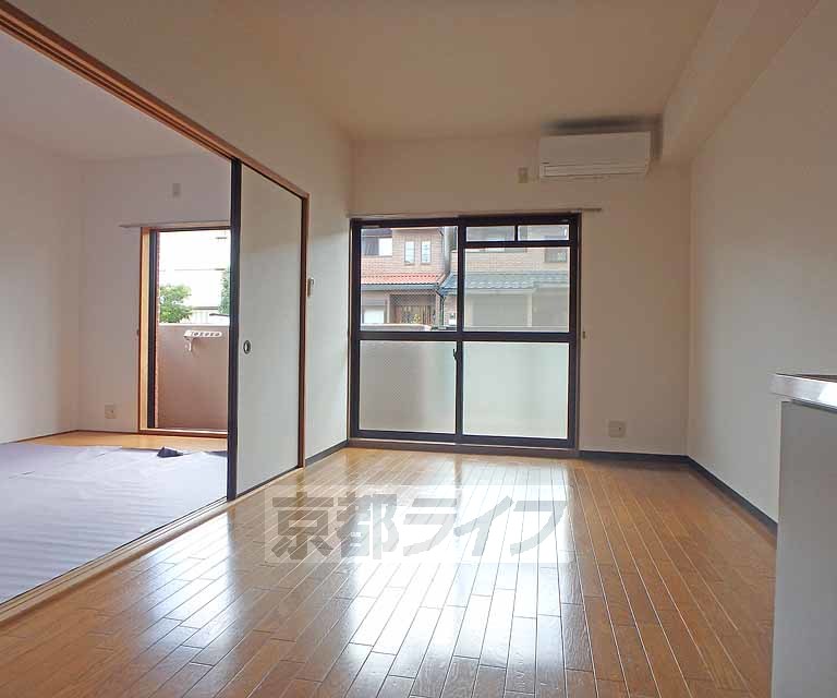 居室・リビング　市バス西賀茂車庫やコンビニが徒歩３分、スーパーも徒歩４...